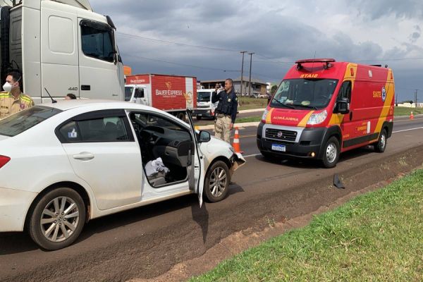 Jovem fica ferida após colisão traseira entre carro e moto na BR-277 no Bairro Turisparque