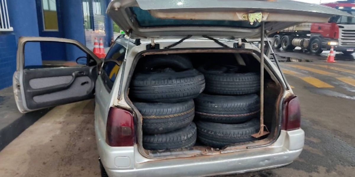 Carro com placas de Cascavel é apreendido pela PRF com pneus contrabandeados