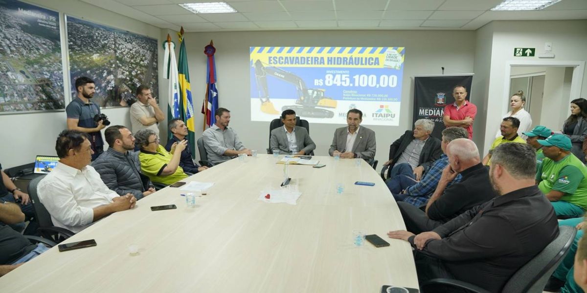 Diretores de Itaipu participam de entrega de escavadeira hidráulica em Medianeira