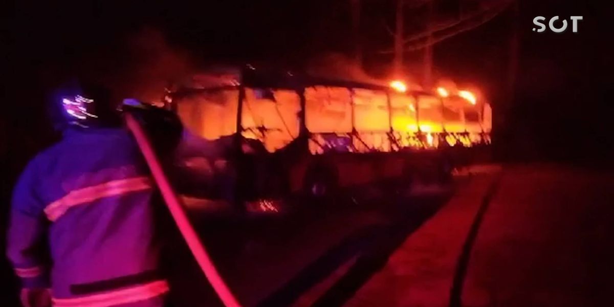 Ônibus é destruído por incêndio em estrada rural de Guaraniaçu
