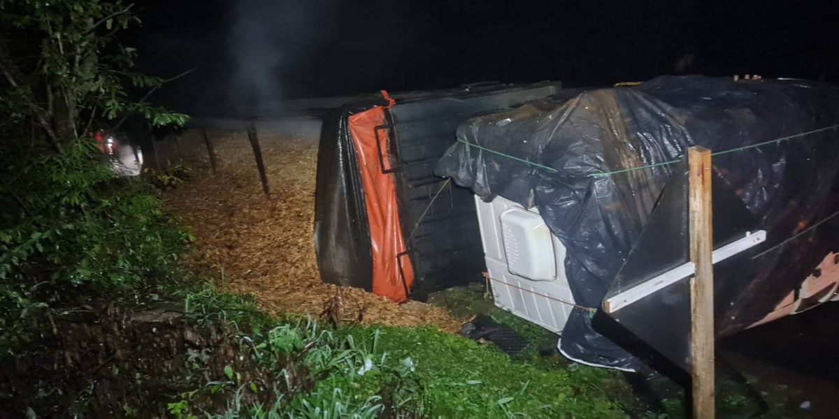 Carreta tomba na PR-471 em Catanduvas; Motorista é socorrido pelo SAMU