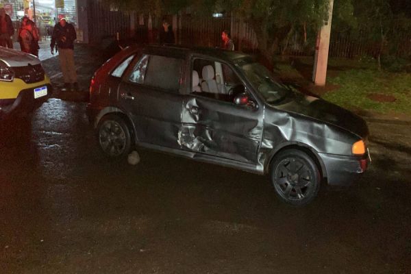 Imagem referente a notícia: Idosa de 68 anos é atropelada por carro no Bairro Santa Felicidade, em Cascavel