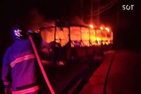 Imagem referente a notícia: Ônibus é destruído por incêndio em estrada rural de Guaraniaçu
