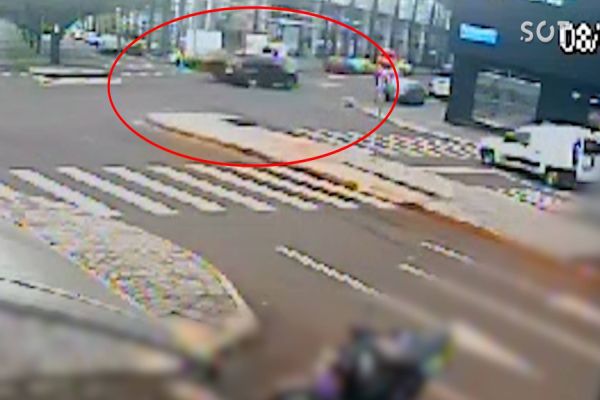 Imagem referente a notícia: Câmera de segurança registra colisão entre caminhão e carro no centro de Cascavel