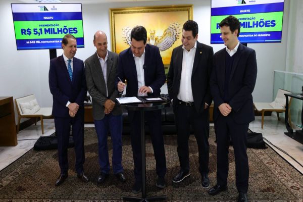 Ratinho Jr libera R$ 5,1 milhões a obras de pavimentação em Iguatu