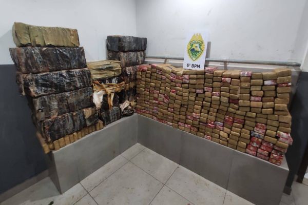 Imagem referente a notícia: Pelotão de Choque da PM apreende mais de 600 quilos de maconha em veículo na BR-277 em Cascavel
