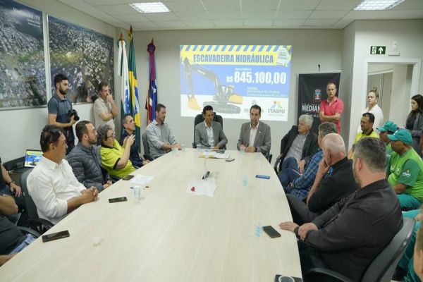 Diretores de Itaipu participam de entrega de escavadeira hidráulica em Medianeira