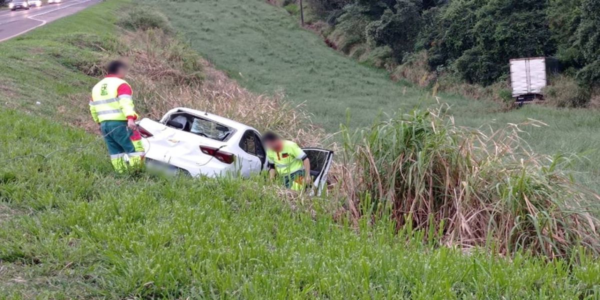 Caminhão e carro despencam barranco após colisão lateral na BR-277 em Céu Azul