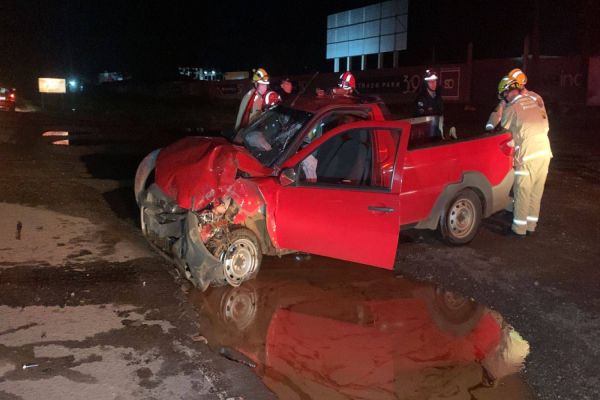 Imagem referente a notícia: Casal de idosos ferido após colisão entre Fiat Strada e caminhão de milho na BR-369