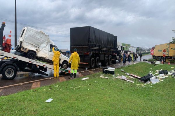 Imagem referente a notícia: Homem fica preso nas ferragens após forte colisão com caminhão na BR-277 em Cascavel