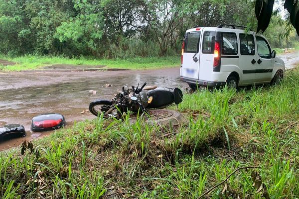Imagem referente a notícia: Motociclista de 26 anos fratura o punho após forte colisão na marginal da BR-277 em Cascavel