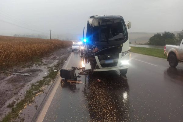 Imagem referente a notícia: Micro-ônibus com pacientes colide na traseira de caminhão na BR-467 em Sede Alvorada