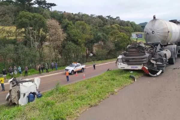 Cabine de caminhão é arrancada após forte colisão e motorista é ejetado na BR-282