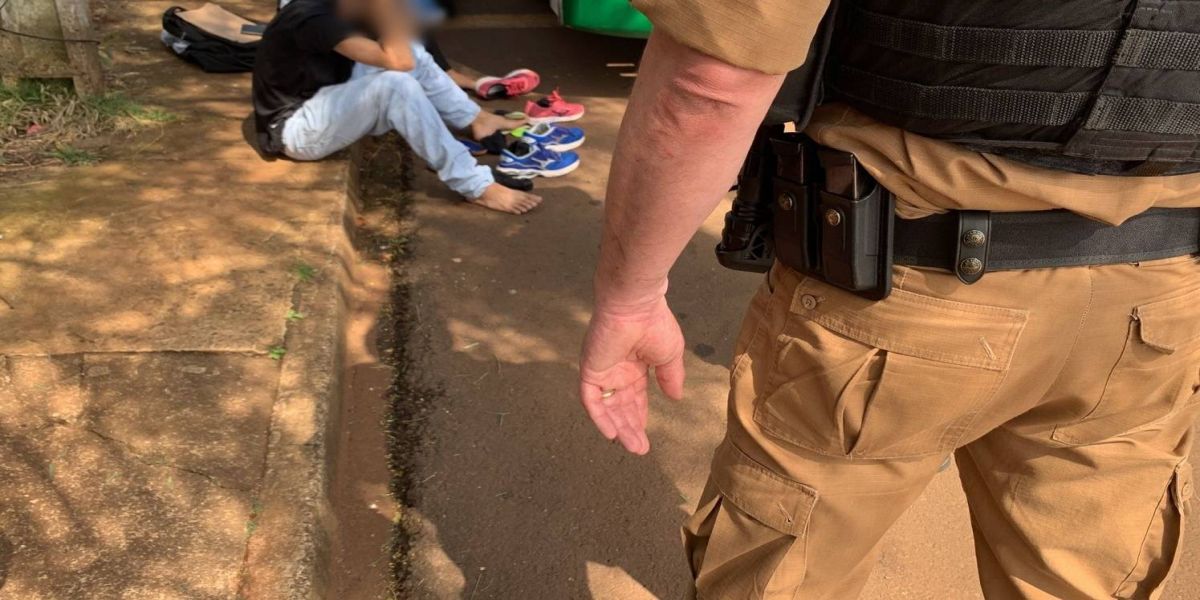 Homem é detido após agredir motorista e causar transtorno em ônibus de transporte coletivo