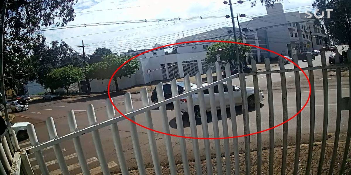 Câmera de monitoramento registra forte colisão de trânsito no centro de Cascavel