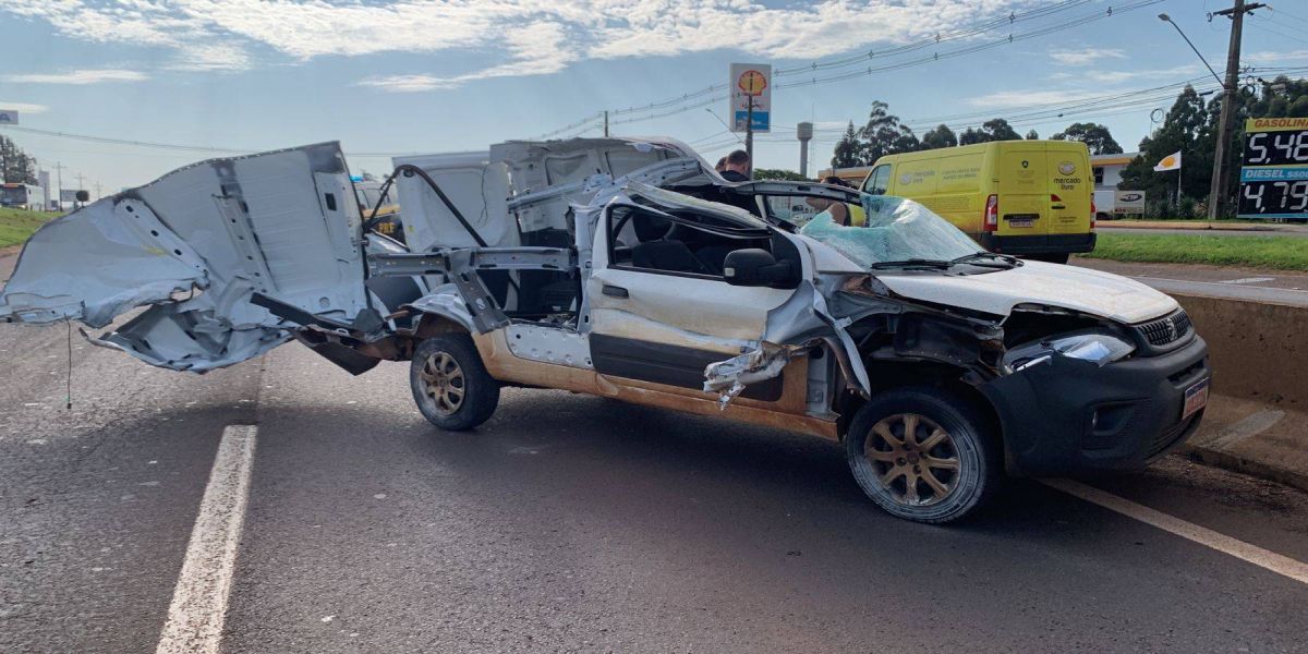 Fiorino fica totalmente destruída após forte batida contra caminhão na BR-277, em Cascavel