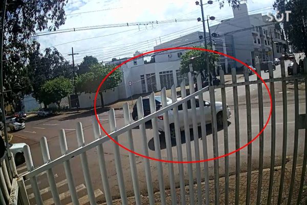 Imagem referente a notícia: Câmera de monitoramento registra forte colisão de trânsito no centro de Cascavel