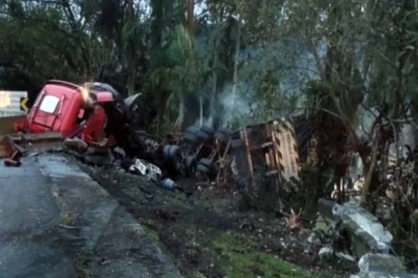 Imagem referente a notícia: Motorista sai do caminhão para verificar freios e morre atropelado pelo próprio veículo na BR-277