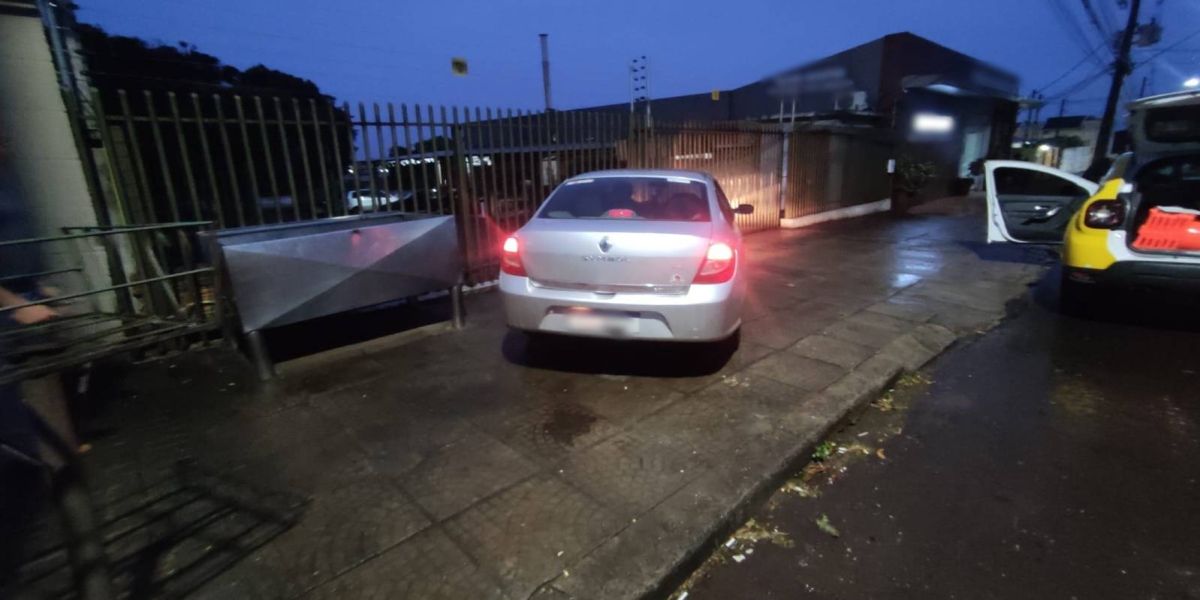 Carro colide contra portão da residência na Rua Salgado Filho; Condutor foi detido por embriaguez