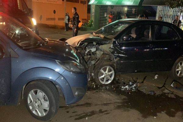 Imagem referente a notícia: Três pessoas ficam feridas em colisão frontal no Bairro Floresta, em Cascavel