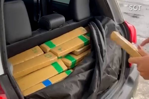 Imagem referente a notícia: PRF apreende cerca de 320 quilos de Maconha, 10 kg de skunk e recupera veículo roubado na BR-277
