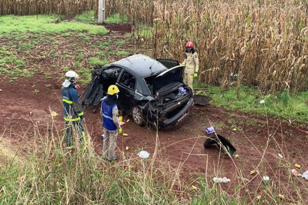 Imagem referente a notícia: Homem de 47 anos morre após ser ejetado de veiculo durante capotamento na BR-369 em Cascavel