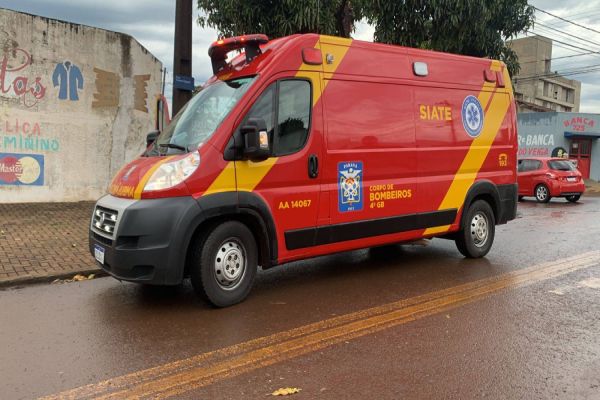 Imagem referente a notícia: Motociclista de 41 anos fica ferido após colisão traseira na Rua Ipanema no Bairro Periolo