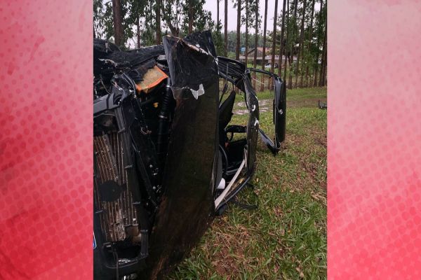 Duas pessoas ficam gravemente feridas após carro colidir em árvore na PR-490 entre Iporã e Altônia