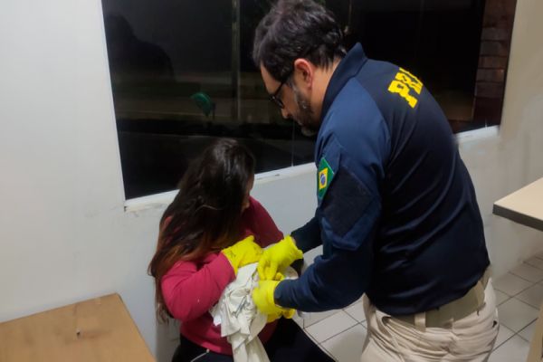 Imagem referente a notícia: Dia dos pais: PRF realiza parto de emergência dentro de veículo em Ibiporã