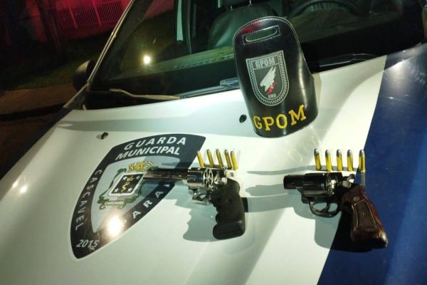 Guarda Municipal apreende armas e detém suspeitos após disparos em casa noturna