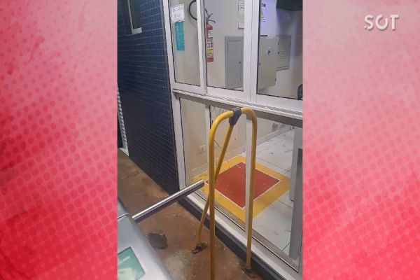 Imagem referente a notícia: Terminal Leste é alvo de vandalismo durante a madrugada em Cascavel
