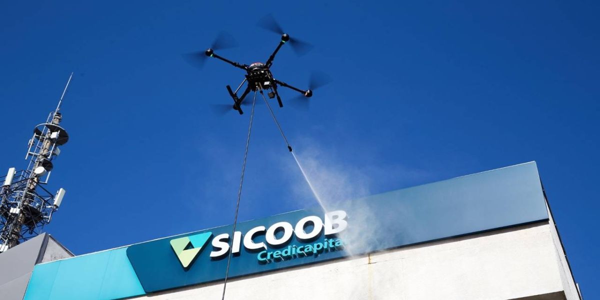 Sicoob Credicapital apoia inovação tecnológica na limpeza de fachadas com uso de drone