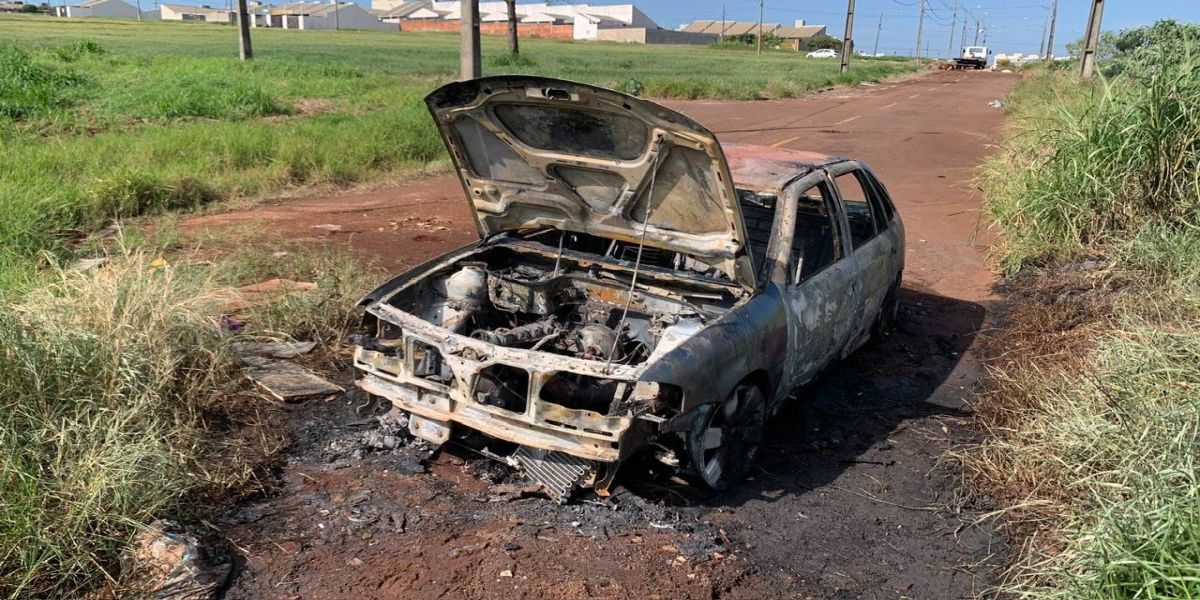 Jovem fica em estado grave ao ser agredido; carro dele foi encontrado incendiado