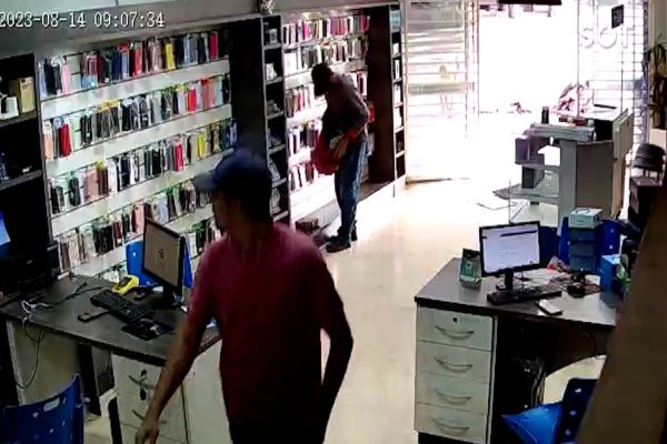 Imagem referente a notícia: Assaltantes armados roubam loja de celulares no Centro de Nova Aurora