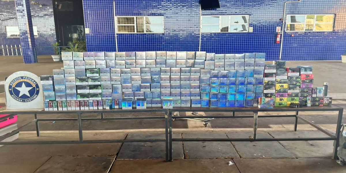 Receita Federal realiza apreensão de grande quantidade cigarros eletrônicos em veículo alugado