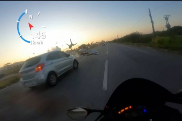 Motociclista morre ao bater em carro a mais de 140 km/h na rodovia CE-085