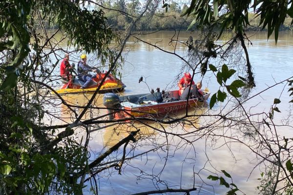 Imagem referente a notícia: Tragédia no Rio Iguaçu: Jovem e seus dois filhos são encontrados mortos dentro de carro submerso