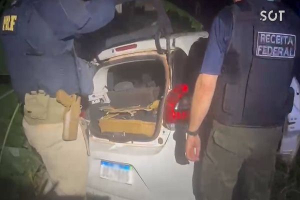 Imagem referente a notícia: Operação conjunta da Receita Federal e PRF resulta em apreensão de veículo carregado com eletrônicos