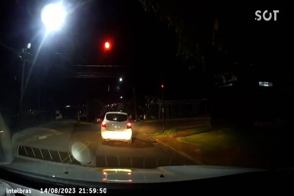 Imagem referente a notícia: Perseguição policial resulta na detenção de suspeitos após assalto a motorista de aplicativo