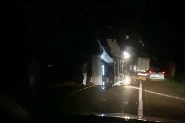 Imagem referente a notícia: Carreta carregada com soja tomba após colisão na BR-369 entre Cascavel e Corbélia