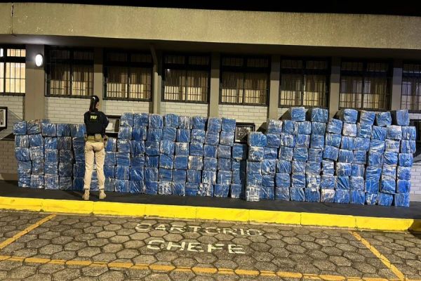 Imagem referente a notícia: PRF apreende caminhão com 4.208kg de maconha escondido na BR-277 em Guarapuava