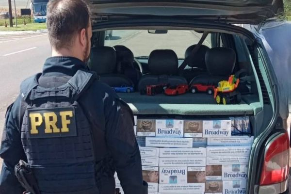PRF flagra criança sendo transportada em carro recheado de cigarros no Paraná