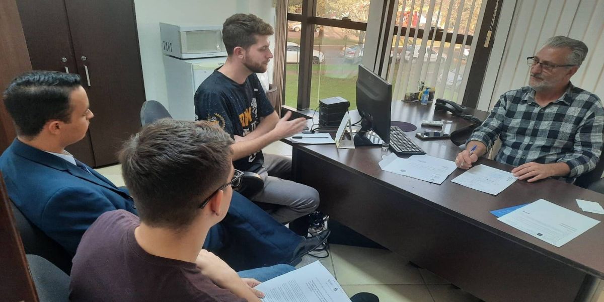 Professor Santello debate passe livre nos transportes com estudantes de Cascavel