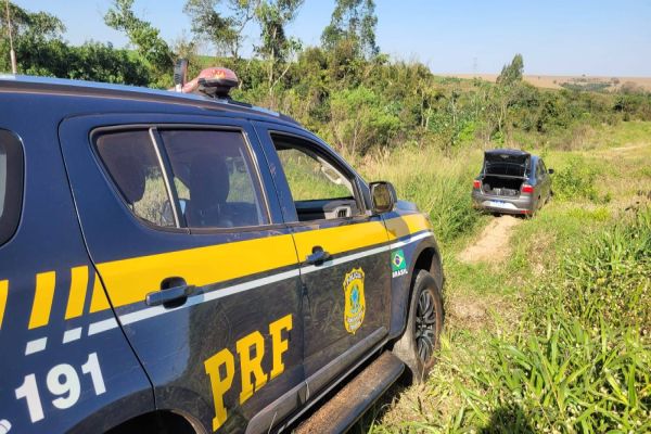 Imagem referente a notícia: Durante fuga, suspeito abandona namorada grávida com maconha no Paraná