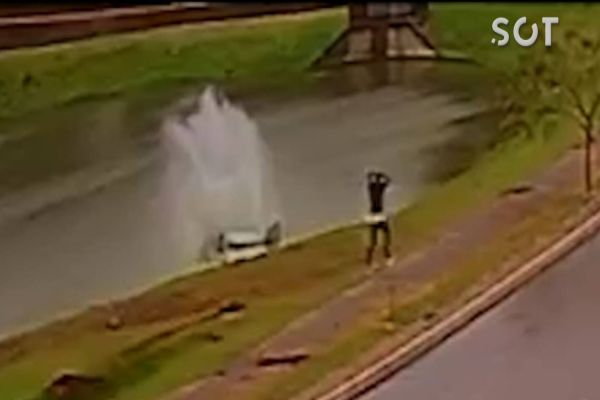 Carro desgovernado cai no Lago Municipal de Ibema; Câmera de segurança registra momento do acidente