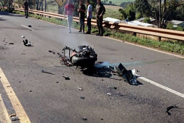 Duas pessoas morrem após colisão frontal entre carro e moto na BR-277 em Virmond