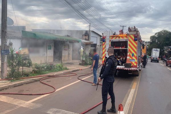 Imagem referente a notícia: Incêndio é controlado pelos bombeiros após atingir dois comércios na Rua Ipanema no Bairro Periolo