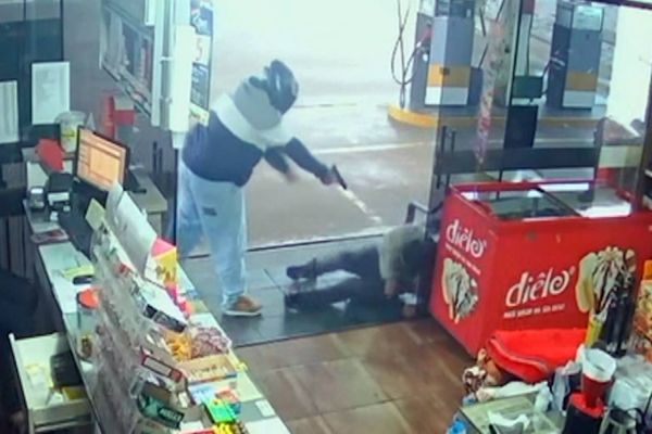 Câmera de segurança registra assassinato de trabalhador em posto de combustíveis de Santa Tereza