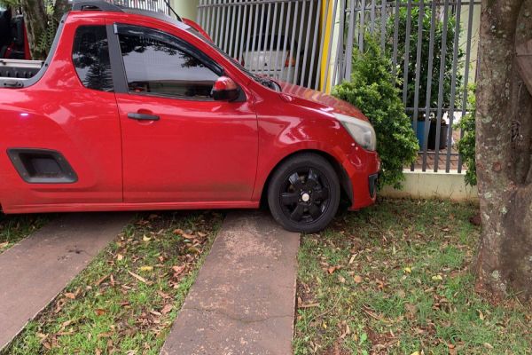 Motorista perde controle de veículo e invade residência no Bairro Maria Luiza em Cascavel