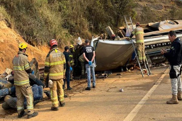 Acidente com ônibus de torcedores do Corinthians deixa sete mortos e vários feridos